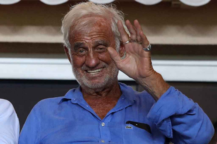 Belmondo, yang lahir pada April 1933 di pinggiran kota Paris, Neuilly-sur-Seine, tumbuh dalam keluarga seniman. Ayahnya adalah seorang pematung terkenal.