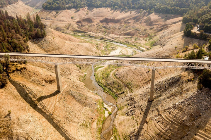 Sebagian besar California dilanda panas berlebihan, kekeringan parah, dan serangkaian kebakaran hutan besar-besaran.