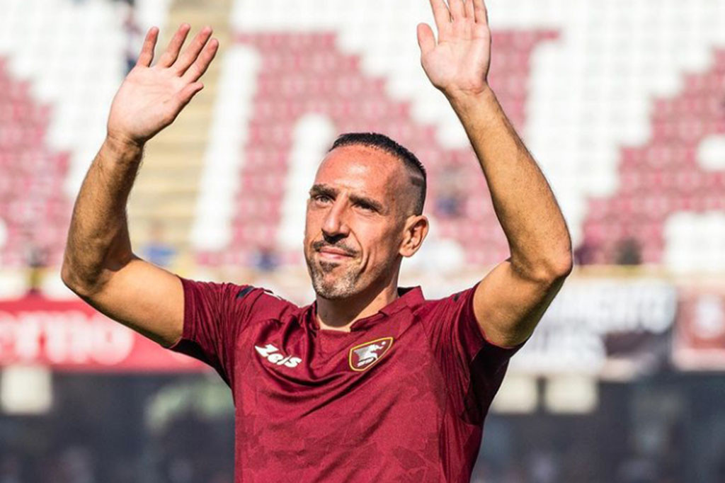 Ribery, 38, telah menjadi agen bebas sejak meninggalkan Fiorentina pada akhir musim lalu dan disambut di klub barunya di Estadi Archi, Italia selatan oleh sekitar seratus pendukung.