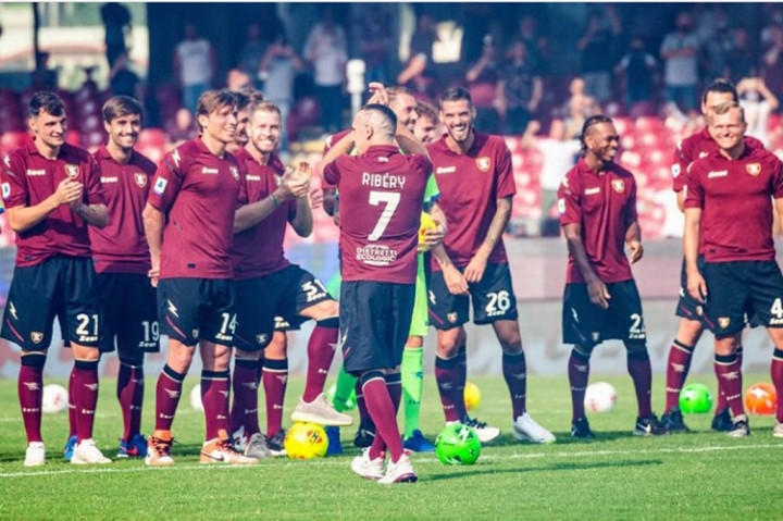 Salernitana, yang berbasis di selatan Napoli, telah kembali ke papan atas Italia setelah terdegradasi pada 1999 dan menuju Torino pada Minggu setelah kalah dalam dua pertandingan pembukaan musim ini.