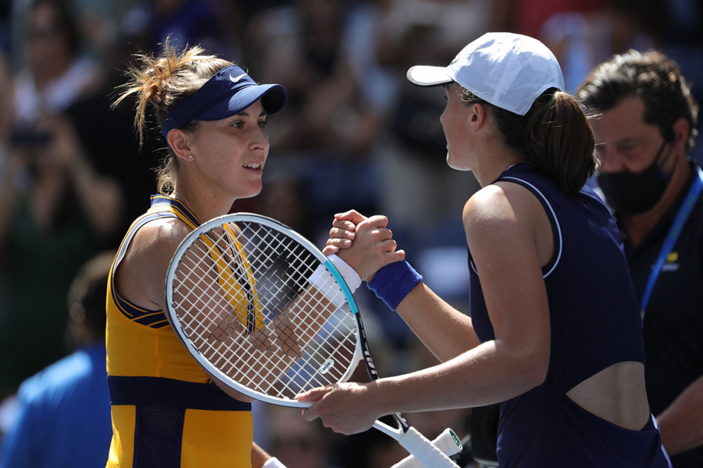 Juara Olimpiade asal Swiss, Belinda Bencic, selamat dari tiebreak set pertama yang berat untuk menghentikan unggulan ketujuh Iga Swiatek dari Polandia dengan 7-6 (14-12), 6-3 pada babak keempat US Open, Selasa, 7 September 2021.