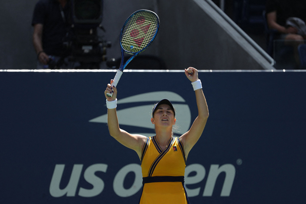 Bencic mengangkat tangannya sebagai tanda kemenangan setelah bertanding selama dua jam tujuh menit. 