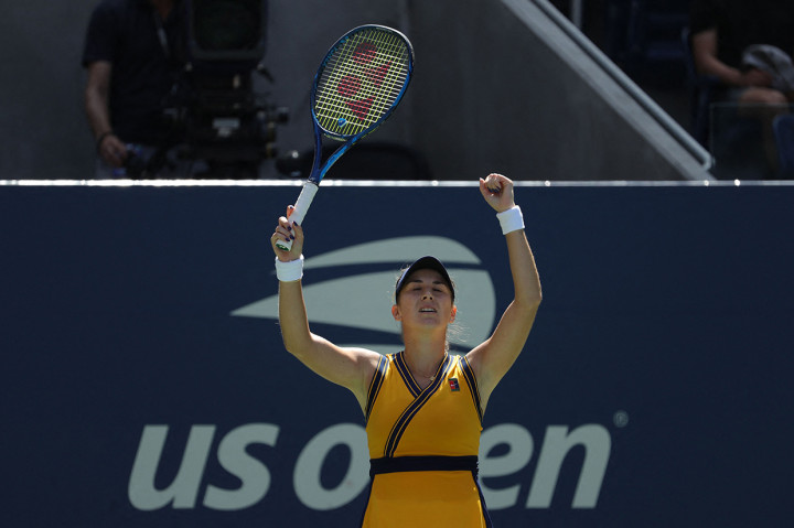 Bencic mengangkat tangannya sebagai tanda kemenangan setelah bertanding selama dua jam tujuh menit. 