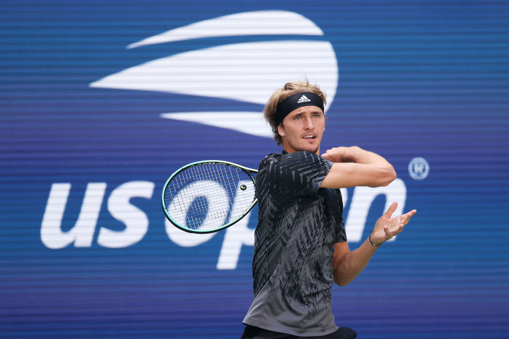 Di nomor tunggal putra, Alexander Zverev mencapai perempat final US Open dengan kemenangan straight-set atas Jannik Sinner. 