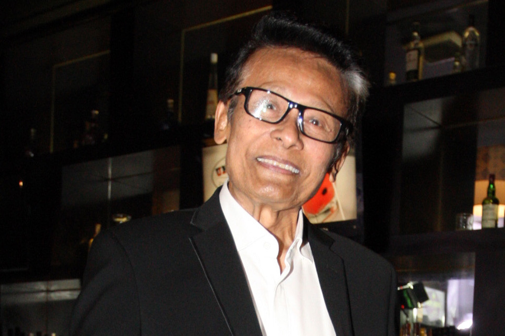 Koes Hendratmo lahir di Yogyakarta pada 9 Februari 1942. Dia memulai karir sebagai seorang penyanyi pada akhir tahun 1960 dan sudah mengeluarkan sejumlah karya seperti Lambaian Bunga, Wanita Wanita, dan My Love for You. Namanya semakin dikenal publik saat menjadi presenter kuis Berpacu Dalam Melodi sejak 1988.