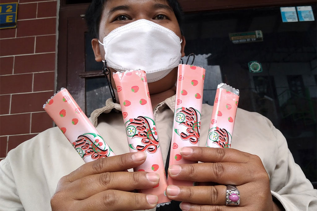 Buah stroberi hasil panen diolah menjadi beragam makanan, dari coklat stroberi, eggroll, hingga kembang goyang. Selain itu, daun muda tanaman stroberi juga mereka wujudkan jadi peyek.