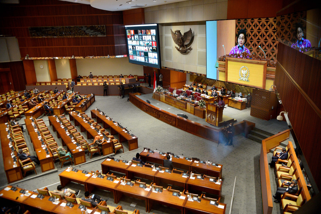Menteri Keuangan Sri Mulyani (tengah) mengikuti Rapat Paripurna pengesahan UU Pertanggungjawaban atas Pelaksanaan (P2) Anggaran Pendapatan dan Belanja Negara (APBN) Tahun Anggaran 2020 di Kompleks Parlemen Senayan, Jakarta, Selasa, 7 September 2021.