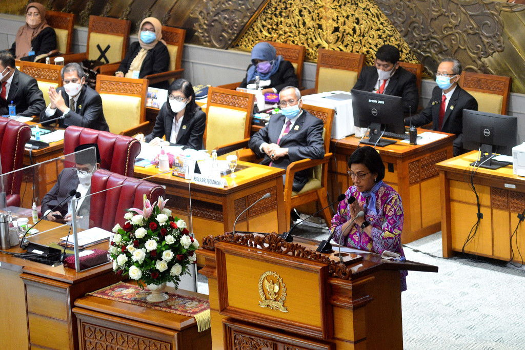 Menteri Keuangan Sri Mulyani Indrawati menyampaikan APBN 2020 telah bekerja berat untuk mengatasi krisis kesehatan, sosial, dan ekonomi akibat pandemi Covid-19. APBN 2020 bahkan harus diubah 2 kali dan terus fleksibel untuk dapat merespons tantangan multidimensi yang dinamis.