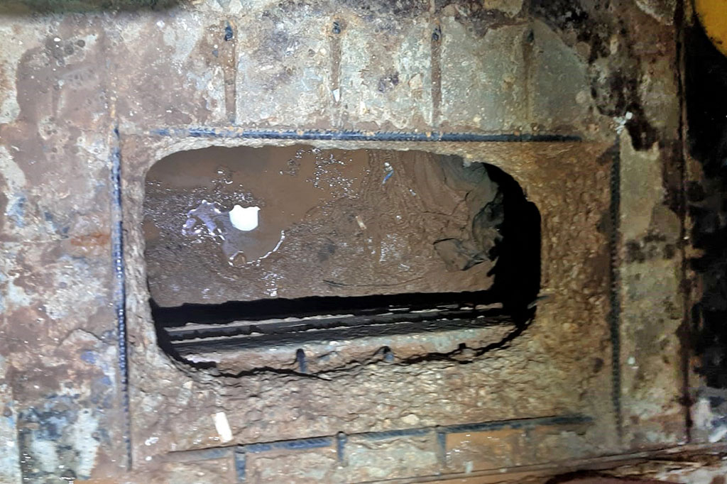 Sebuah foto yang dirilis Dinas Pelayanan Penjara Israel memperlihatkan sebuah lubang yang digali para narapidana di bawah wastafel toilet sel di Penjara Gilboa, Israel utara, Senin, 6 September 2021.