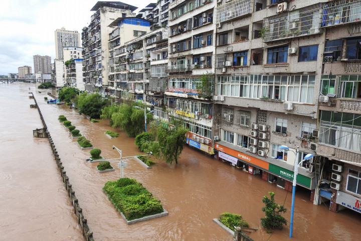 Jalan dan gedung di dekat Sungai Qujiang terendam banjir setelah hujan deras mengguyur daerah Quxian, kota Dazhou, di provinsi Sichuan, barat laut Tiongkok, Senin, 6 September 2021.