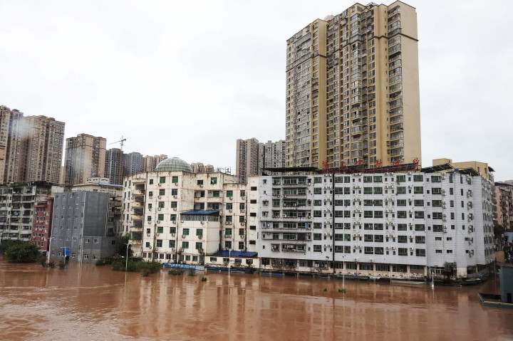 Jalan yang banjir di dekat Sungai Wujiang setelah hujan deras di daerah Quxian, kota Dazhou, di provinsi Sichuan, barat laut Tiongkok.