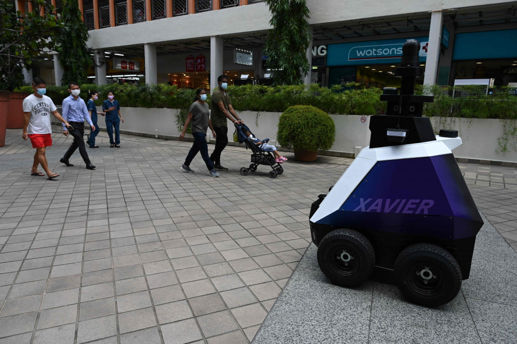 Sebuah robot berpatroli di distrik perbelanjaan dan perumahan selama uji coba di Singapura, Senin, 6 September 2021. Xavier adalah mesin terbaru yang digunakan polisi Singapura untuk memantau jalanan sejak merebaknya Covid-19.