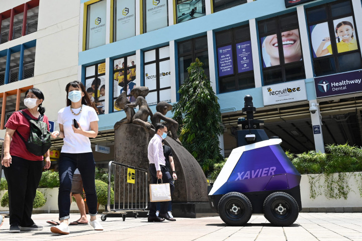 Robot otonom Xavier berpatroli di area publik untuk mencegah perilaku sosial yang buruk seperti melanggar langkah-langkah keamanan Covid-19 dan merokok di area terlarang.