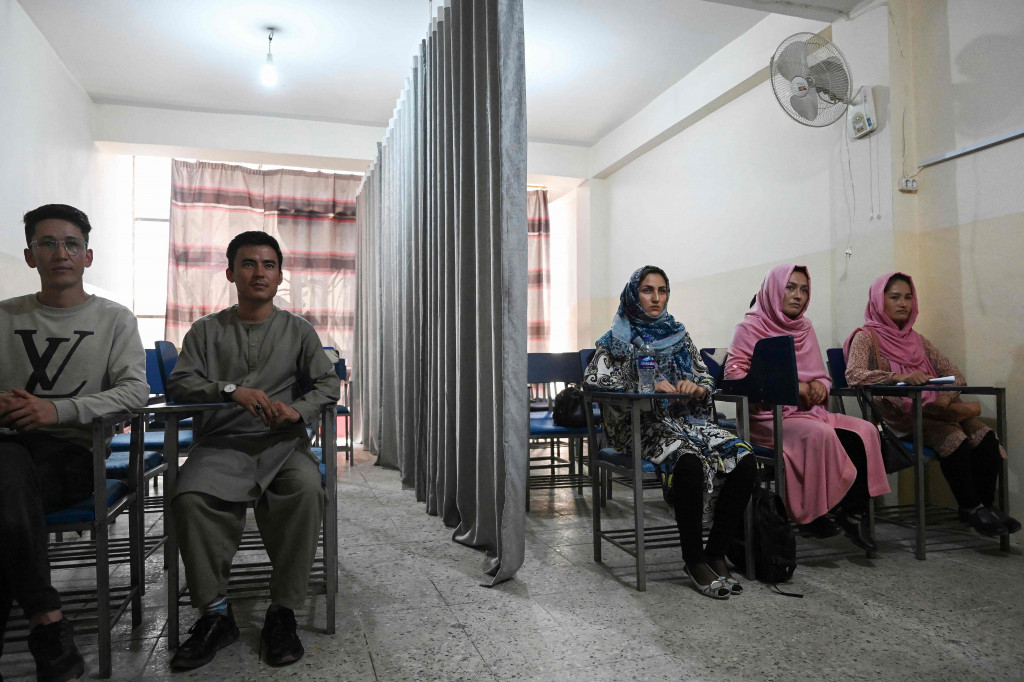 Mahasiswa dan mahasiswi menghadiri kelas yang dipisahkan dengan tirai di sebuah universitas swasta di Kabul, Afghanistan, Selasa, 7 September 2021.
