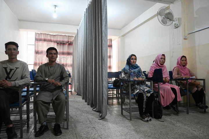 Mahasiswa dan mahasiswi menghadiri kelas yang dipisahkan dengan tirai di sebuah universitas swasta di Kabul, Afghanistan, Selasa, 7 September 2021.