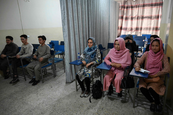 Mahasiswa dan mahasiswi menghadiri kelas yang dipisahkan dengan tirai di sebuah universitas swasta di Kabul, Afghanistan, Selasa, 7 September 2021.