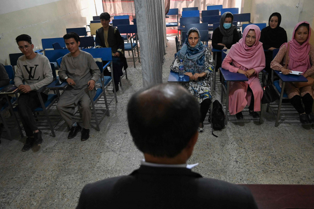 Mahasiswa di seluruh Afghanistan mulai kembali belajar di universitas untuk pertama kalinya sejak Taliban merebut kekuasaan.