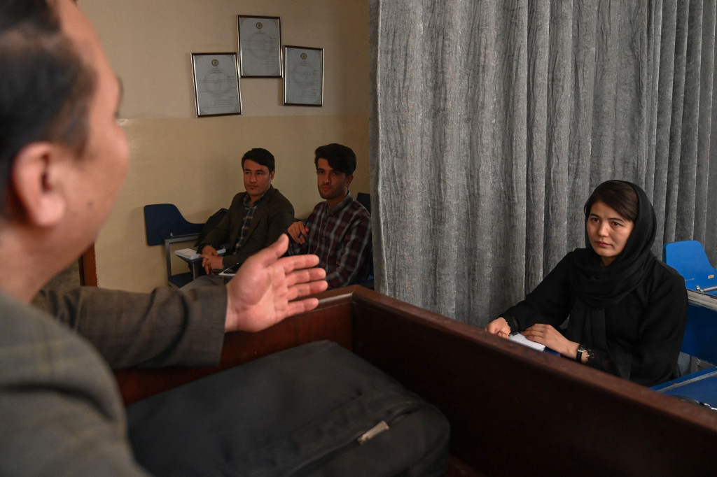 Universitas di Afghanistan memisahkan pria dan wanita dalam kelas dengan tirai untuk mengikuti keputusan Taliban.