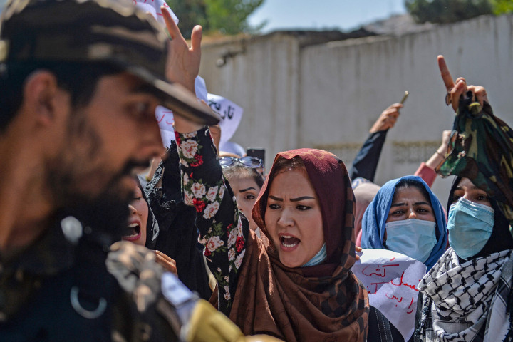 Taliban melepas tembakan ke udara untuk membubarkan massa unjuk rasa anti-Pakistan di ibu kota Afghanistan, Kabul, Selasa, 7 September 2021. Ini merupakan aksi protes terbaru di Afghanistan sejak kelompok Taliban mengambil alih kekuasaan bulan lalu.