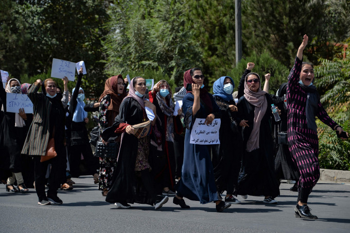 Sedikitnya 70 orang, mayoritas wanita, berunjuk rasa di luar gedung Kedutaan Pakistan.