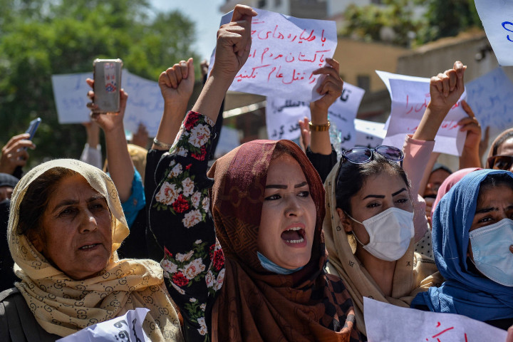 Mereka membawa spanduk dan meneriakkan apa yang mereka katakan sebagai campur tangan pemerintah Pakistan, yang telah lama dituduh memiliki hubungan dekat dengan gerakan Taliban.