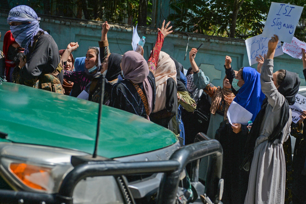 Demonstrasi hari Selasa ini terjadi setelah Taliban mengklaim kendali penuh atas Afghanistan sehari sebelumnya, dengan mengatakan mereka telah memenangkan pertempuran penting untuk Lembah Panjshir, perlawanan terakhir terhadap kekuasaan mereka.