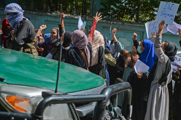 Demonstrasi hari Selasa ini terjadi setelah Taliban mengklaim kendali penuh atas Afghanistan sehari sebelumnya, dengan mengatakan mereka telah memenangkan pertempuran penting untuk Lembah Panjshir, perlawanan terakhir terhadap kekuasaan mereka.