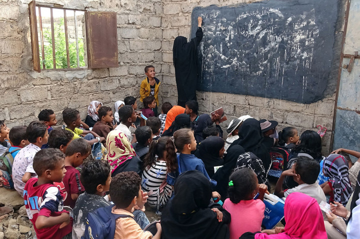 Anak-anak Yaman yang terlantar menghadiri kelas di gedung sekolah yang rusak di provinsi barat Hodeidah, Yaman, Minggu, 5 September 2021.