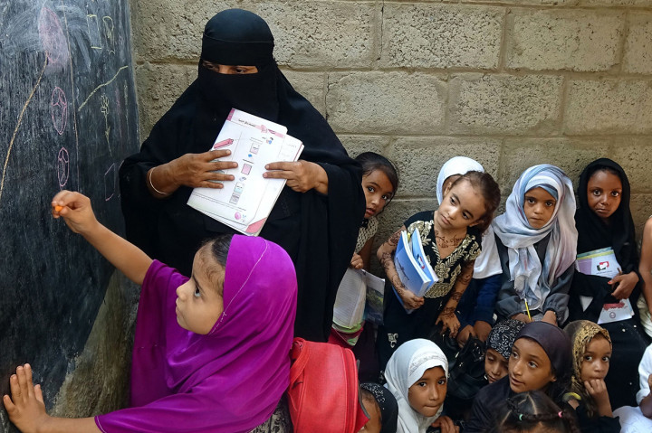 Suasana kegiatan belajar mengajar anak-anak Yaman di gedung sekolah yang telah rusak di provinsi barat Hodeidah, Yaman, Minggu, 5 September 2021.