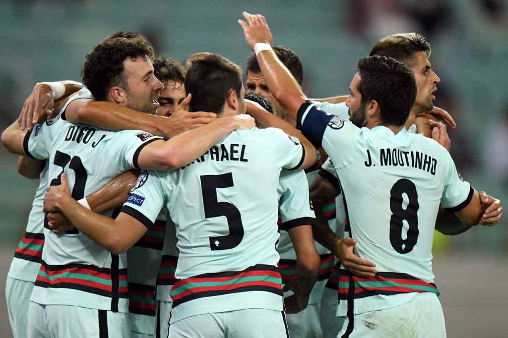 Tim tamu menggandakan keunggulan lima menit berselang saat Jota menyambut umpan silang apik lainnya dari Fernandes, yang ia kirim dengan sundulan ke tengah kotak penalti dan diselesaikan baik oleh Andre Silva yang tinggal menyarangkannya ke mulut gawang. Skor 2-0 bertahan hingga turun minum.