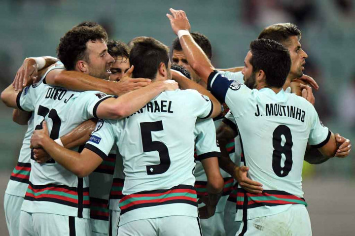 Tim tamu menggandakan keunggulan lima menit berselang saat Jota menyambut umpan silang apik lainnya dari Fernandes, yang ia kirim dengan sundulan ke tengah kotak penalti dan diselesaikan baik oleh Andre Silva yang tinggal menyarangkannya ke mulut gawang. Skor 2-0 bertahan hingga turun minum.