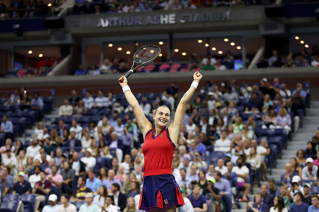 Unggulan kedua Aryna Sabalenka dari Belarusia melakukan selebrasi usai memastikan diri melaju ke semifinal AS Terbuka pada Selasa, 7 September 2021 waktu setempat.