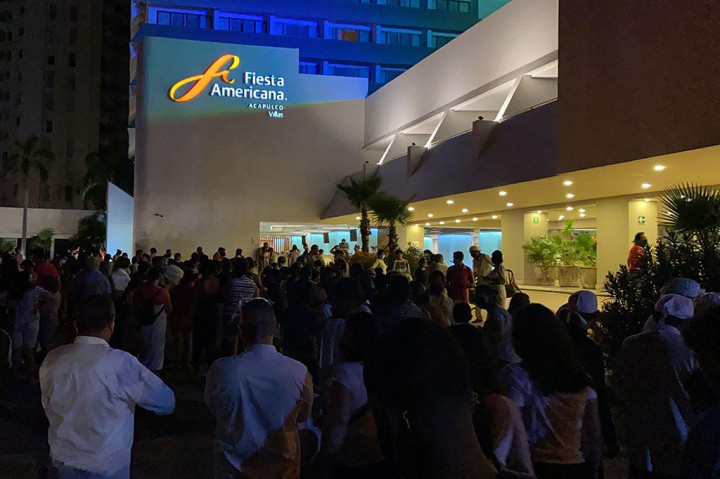 Puluhan orang berhamburan keluar hotel sesaat setelah gempa kuat melanda Acapulco, negara bagian Guerrero, Meksiko pada Selasa, 7 September 2021 waktu setempat.