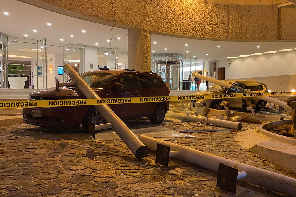 Gempa membuat pilar-pilar di sebuah hotel di Acapulco rubuh dan menimpa beberapa mobil.