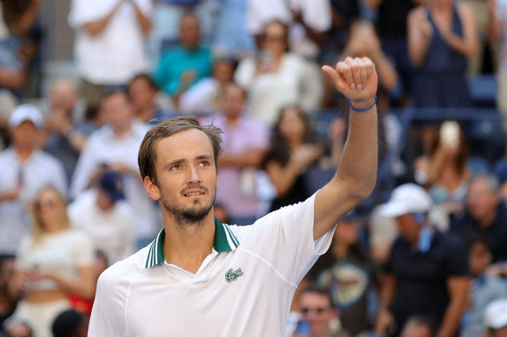 Petenis berusia 25 tahun itu dipastikan akan bertemu pemain yang pertama kali masuk semifinal Slam, Felix Auger-Aliassime. Petenis asal Kanada tersebut melaju ke empat besar setelah lawannya asal Spanyol, Carlos Alcaraz mengundurkan diri di babak perempat final akibat cedera saat kedudukan 6-3, 3-1.