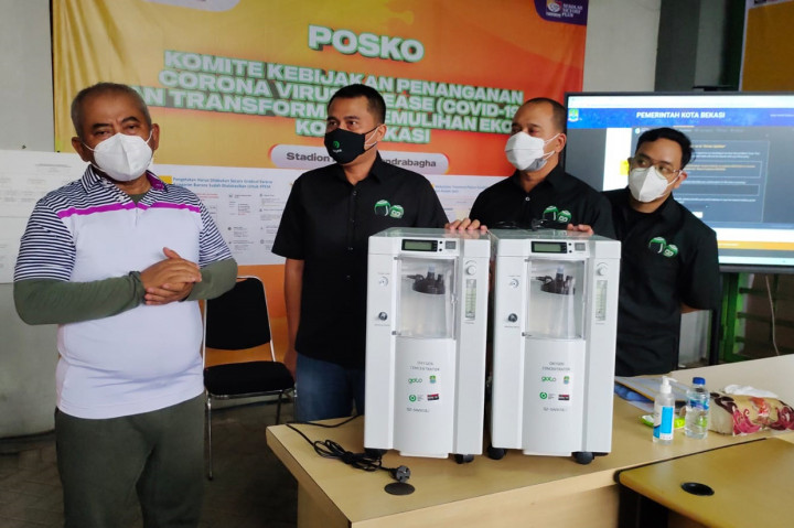 Pemerintah Kota Bekasi, Jawa Barat menerima bantuan 25 unit konsentrator oksigen dari GoTo, induk perusahaan Gojek, Tokopedia, dan GoTo Finance yang diserahkan di Gate 19 Stadion Patriot Candrabhaga.