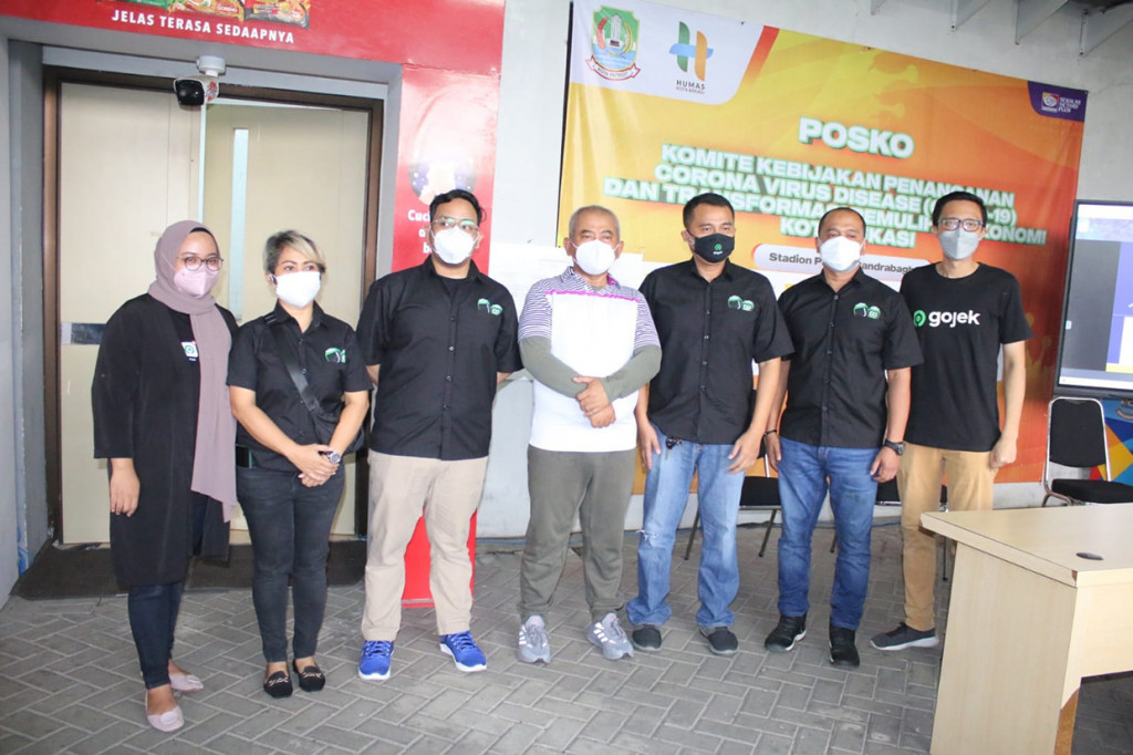Dia mengatakan bantuan ini akan segera didistribusikan ke RSUD Chasbullah Abdul Majid serta triase IGD Rumah Sakit Darurat Stadion Patriot Candrabhaga Kota Bekasi.