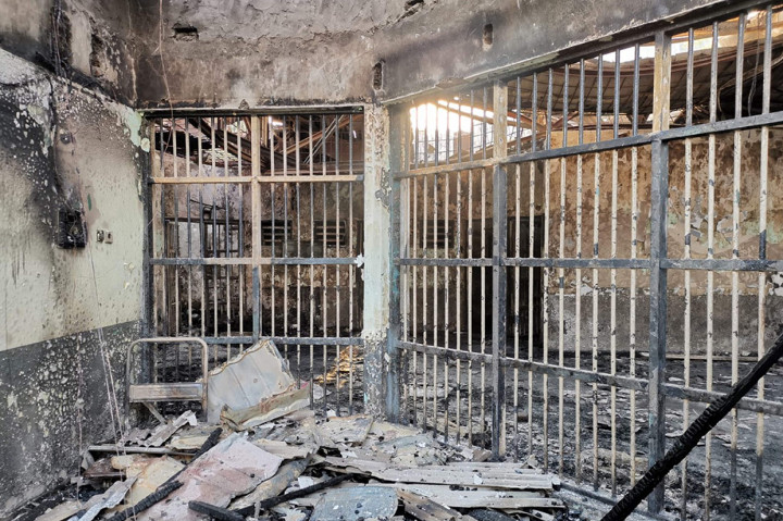 Terlihat kondisi bagian Lapas Tangerang yang terbakar menjadi hitam. Puing-puing atap yang terpanggang api jatuh ke tanah. Tembok dan pintu sel juga hangus terbakar.