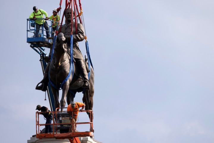 Gubernur Virginia, Ralph Northam memerintahkan patung tersebut untuk diturunkan pasca insiden George Floyd, Juni lalu. Namun baru terlaksana hari ini menunggu keputusan Mahkamah Agung (MA) atas gugatan warga yang tidak setuju patung tersebut dibongkar.