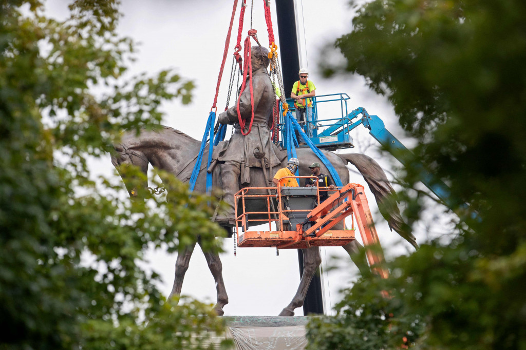 Patung perunggu tersebut berbobot 11 ton dengan tinggi 6,4 meter. Robert Lee merupakan tokoh konfederasi yang pro perbudakan. Terdapat selusin patung konfederasi lain yang sudah dipindahkan.