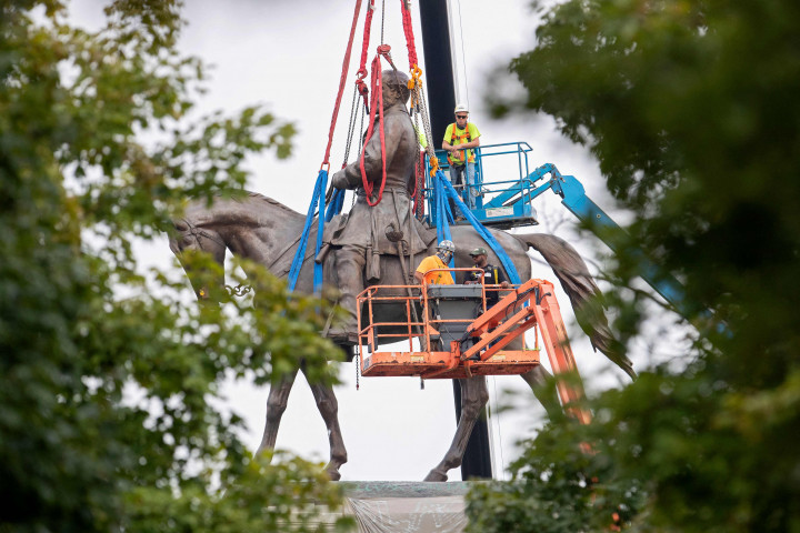 Patung perunggu tersebut berbobot 11 ton dengan tinggi 6,4 meter. Robert Lee merupakan tokoh konfederasi yang pro perbudakan. Terdapat selusin patung konfederasi lain yang sudah dipindahkan.
