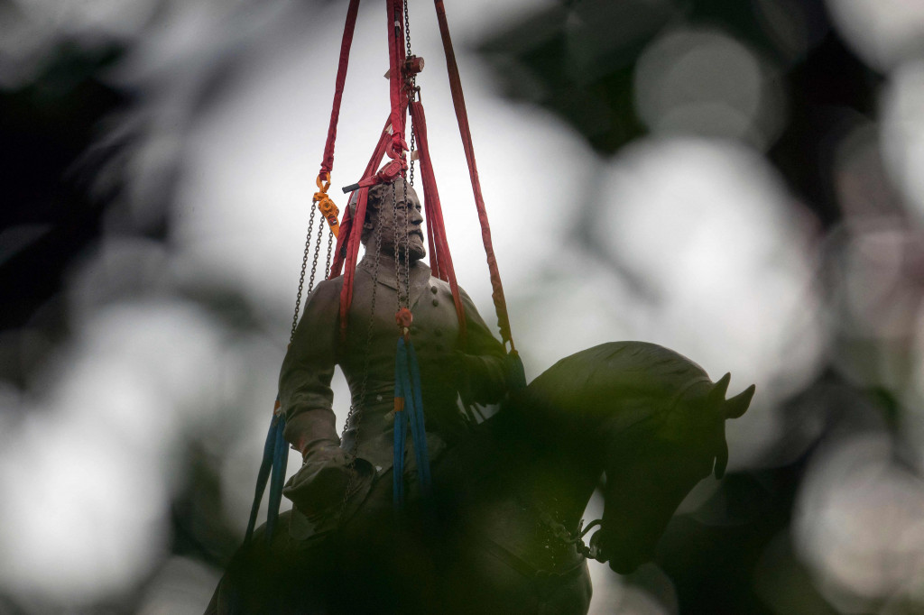 Patung Robert Lee dibuat tahun 1890 oleh pematung Prancis yang terkenal secara internasional, Marius-Jean-Antonin Mercie. Patung ini menjadi sasaran amarah massa pasca insiden rasial dengan korban tewas George Floyd, tahun lalu.