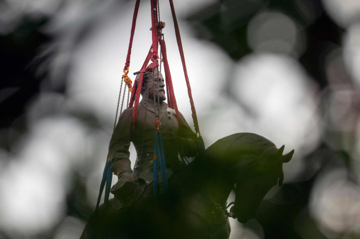 Patung Robert Lee dibuat tahun 1890 oleh pematung Prancis yang terkenal secara internasional, Marius-Jean-Antonin Mercie. Patung ini menjadi sasaran amarah massa pasca insiden rasial dengan korban tewas George Floyd, tahun lalu.