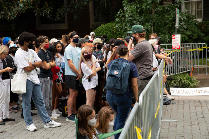 Warga menonton proses pembongkaran patung, Rabu, 8 September 2021. 