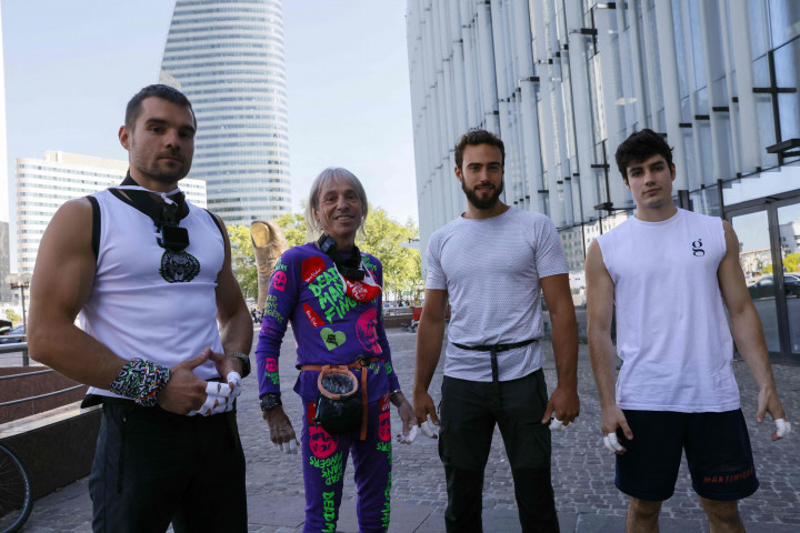 Robert yang kini berusia 58 tahun nekat memanjat gedung tanpa alat-alat keselamatan.