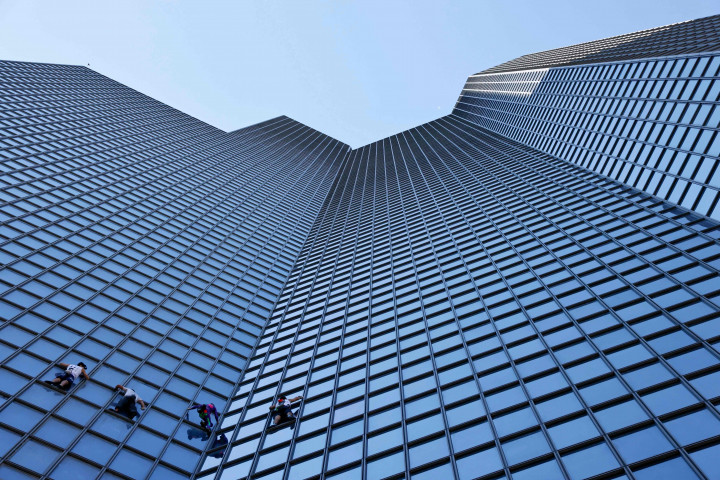 Kali ini ia memanjat menara setinggi 190 meter itu untuk menandai penentangannya terhadap izin kesehatan.