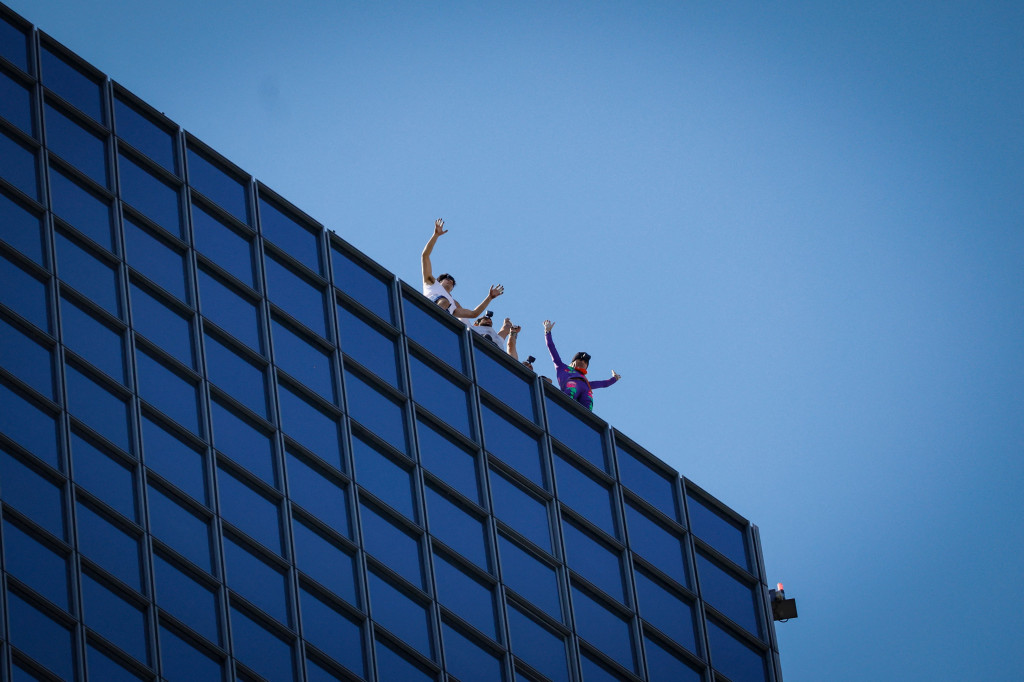 Sementara itu Robert telah memanjat lebih dari 100 gedung dan struktur pencakar langit, termasuk Jembatan Golden Gate di San Francisco, Amerika Serikat, dan gedung tertinggi di dunia Burj al Khalifa, Dubai, Uni Emirat Arab.  