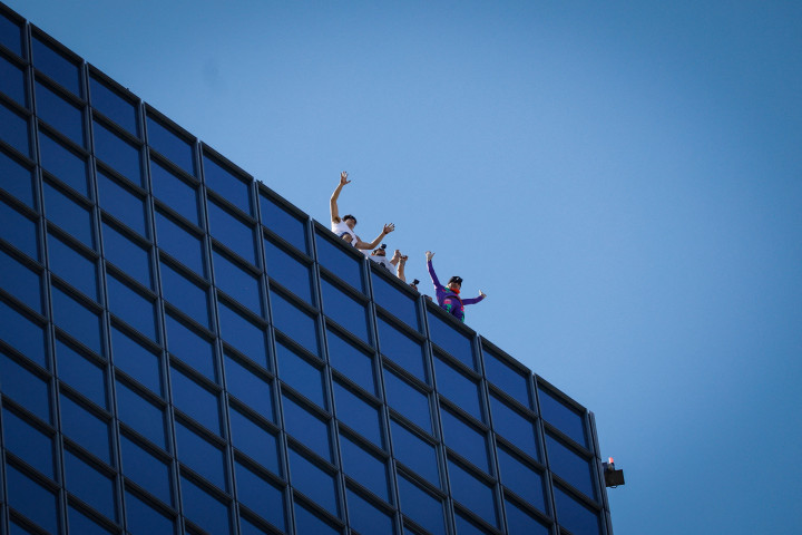 Sementara itu Robert telah memanjat lebih dari 100 gedung dan struktur pencakar langit, termasuk Jembatan Golden Gate di San Francisco, Amerika Serikat, dan gedung tertinggi di dunia Burj al Khalifa, Dubai, Uni Emirat Arab.  