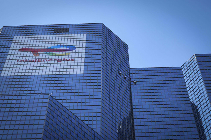 Robert biasanya memanjat tanpa izin otoritas setempat sehingga aksinya sering dihentikan, bahkan ditangkap.   