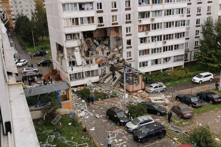  Ledakan gas mengoyak blok apartemen sembilan lantai di sebuah kota dekat Ibu Kota Rusia, Moskow, Rabu, 8 September 2021. Kejadian tersebut mengakibatkan dua orang meninggal dan beberapa lainnya luka-luka.